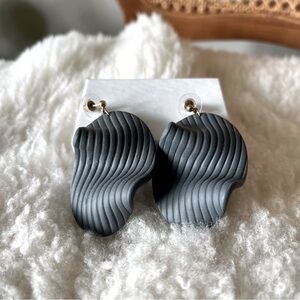 Hello Ashto Handmade Clay Wave Earrings in Dark Grey